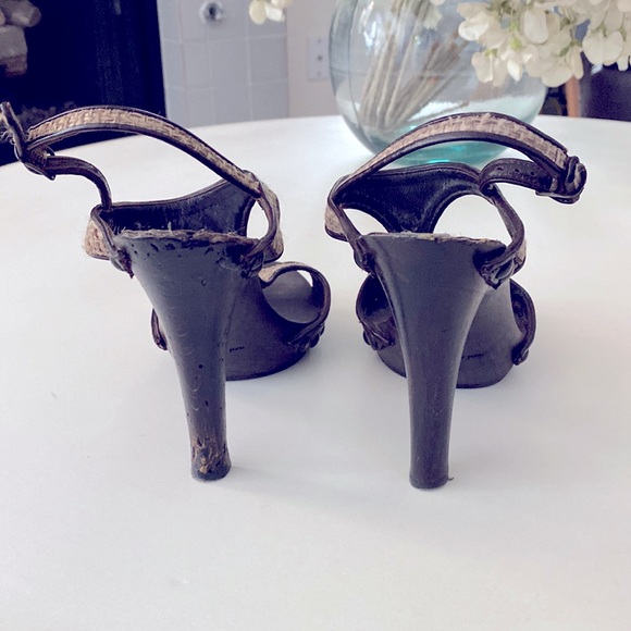 Manolo Blahnik wood heel. Perfect for fall, spring and summer. Goes w/everything - Picture 3 of 3